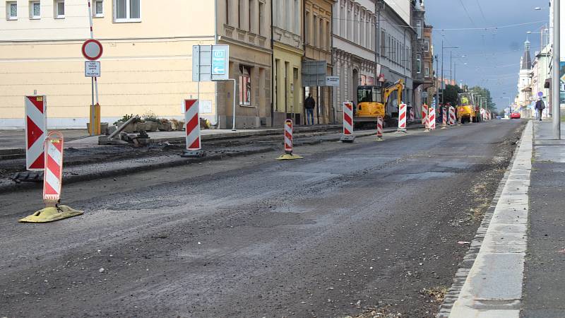 V krnovské ulici se aktuálně frézuje povrch silnice a provoz řídí semafory. Úplná jednodenní uzavírka v obou směrech proběhne nejspíše 3. listopadu.
