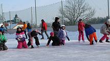 Po hokejovém open air zápasu ve Větřkovicích následoval curling.