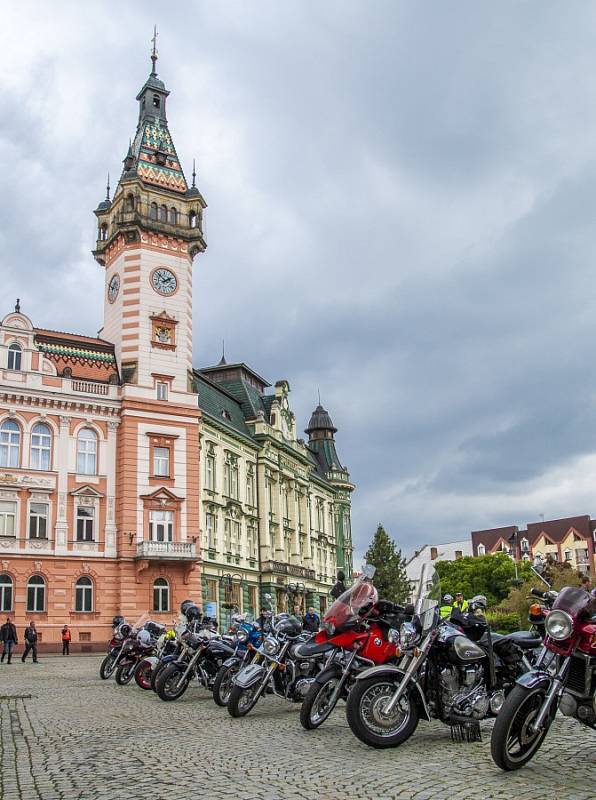 Motorkáři se o víkendu vydali společně z Opavy do Krnova a zpátky. Víkendová akce byla uspořádána jako oslava pro čtveřici motorkářů, kteří slaví životní jubileum.