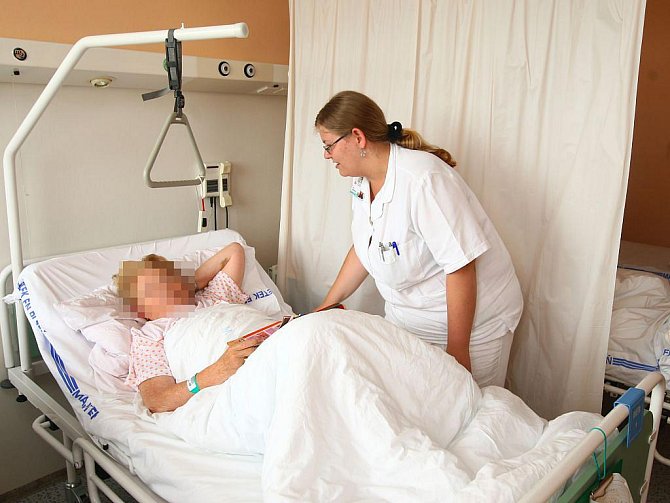 Sestřičky jsou s pacientem v úzkém kontaktu, a ten podle jejich chování často hodnotí celé oddělení či nemocnici. Ilustrační foto.