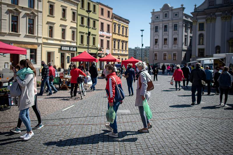 Farmářské trhy na Dolním náměstí v Opavě, 22. dubna 2020.