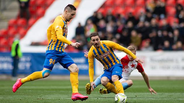 Praha - Zápas fotbalové FORTUNA:LIGY mezi SK Slavia Praha a SFC Opava 22. února 2020. Lukáš Železník (SFC Opava), Karol Mondek (SFC Opava).