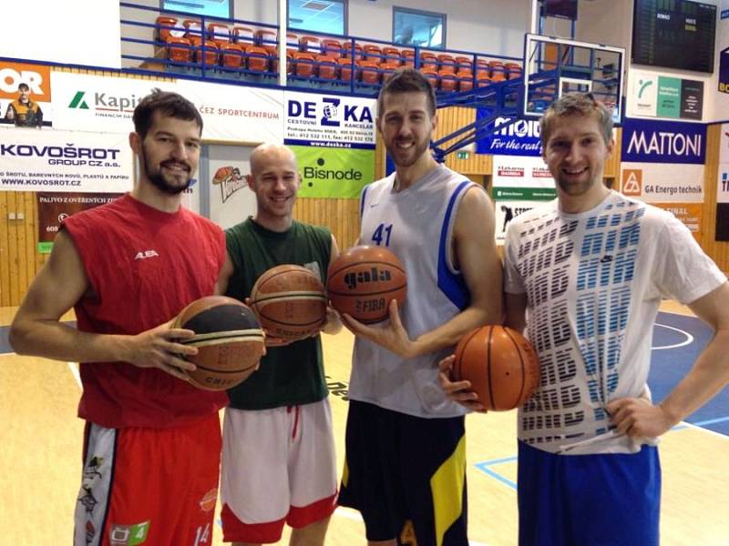 Opavští basketbalisté před úterním utkání v Děčíně.