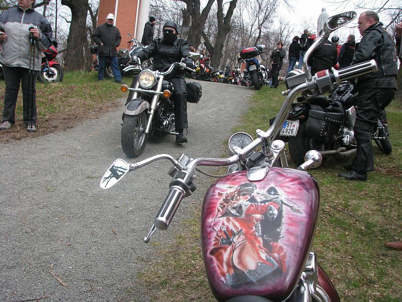 Krnovští motorkáři tradičně zahajují sezonu setkáním před poutním chrámem na Cvilíně. Vzpomínají na zesnulé kamarády a přijmou boží požehnání.