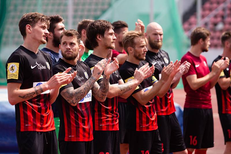 Zápas 27. kola Fortuna národní ligy mezi FK Olympia Praha a SFC Opava hrané v Praze 12. května 2018. Hráči SFC Opava, děkovačka