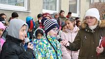 Žáci vítkovské základní školy se do akce Česko zpívá kolegy zapojili tradičně už v dopoledních hodinách.