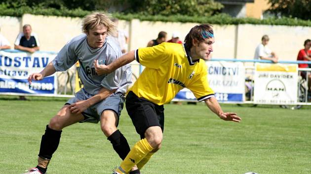 MAREK REŽNAR zahájil svým gólem cestu kravařských fotbalistů za vítězstvím a tím i cestu do čela divizní tabulky.