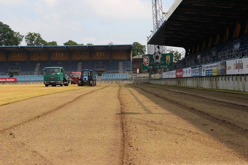 V pondělí dopoledne na hrací plochu stadionu v Městských sadech najely stroje, aby se začal odstraňovat starý trávník.