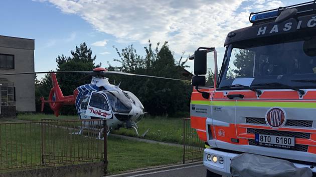 Hasiči museli pomoci dívce, která se napíchla na plot v obci na Opavsku. Se zraněními jí pak do nemocnice transportoval vrtulník zdravotnických záchranářů.