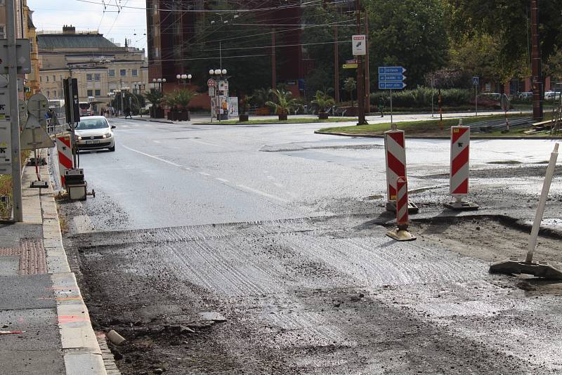 V krnovské ulici se aktuálně frézuje povrch silnice a provoz řídí semafory. Úplná jednodenní uzavírka v obou směrech proběhne nejspíše 3. listopadu.