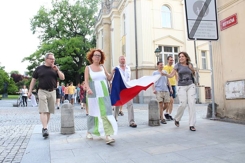 Proti Andreji Babišovi v Opavě protestovalo zhruba padesát lidí.
