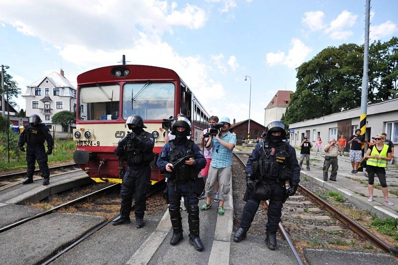 Ve Vítkově na Opavsku se v jeden den konaly současně romská a protiromská demonstrace. 