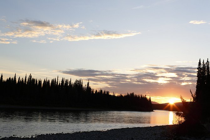 Západ slunce nad řekou v Kanadě.