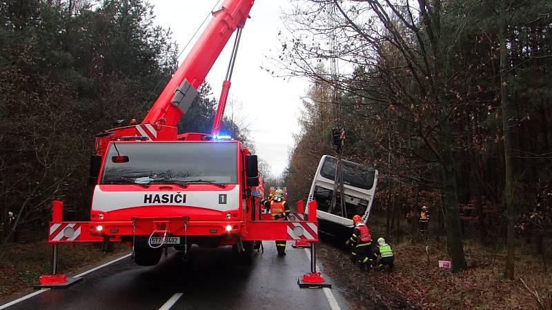 Autobus sjel do příkopu a narazil do stromu, několik lidí bylo zraněno.