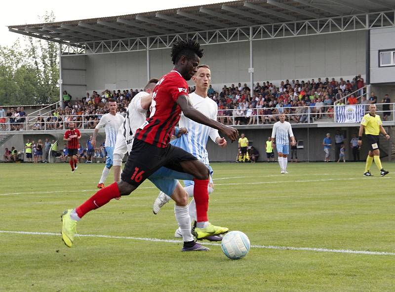 Fotbalisté Olešnice (v bílém) prohráli v Mohelnici pohárový zápas s Opavou 0:6.