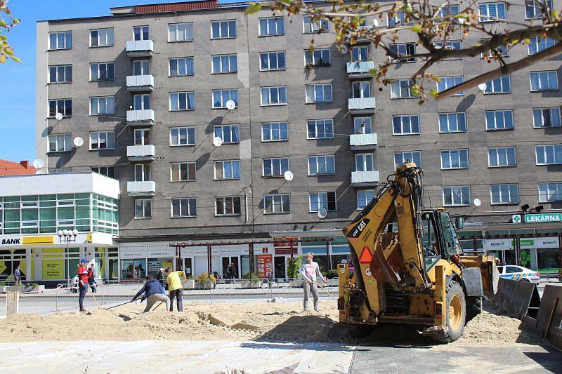 Od pátku do neděle se do Opavy přestěhoval prestižní beachvolejbalový Cool cup mužů a žen, navíc s mezinárodní účastí. Hrát se bude na dvou místech. Tradičně na půdě Happy sportu a nově na centr kutr, který se budoval od pátečního rána na Horním náměstí.