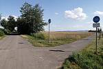 Oficiální cyklostezka a místní asfaltová komunikace směrem na Oldřišov. 29. července 2021, Opava, Oldřišov.
