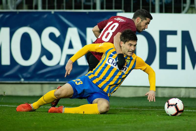 Opava - Zápas osmifinále MOL Cupu mezi SFC Opava a AC Sparta Praha 28. listopadu 2018 na Městském stadionu v Opavě. Mihaita Alexandru Chipciu (AC Sparta Praha), Jaroslav Svozil (SFC Opava).