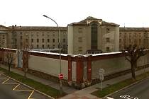 Opavskou ženskou věznici kryje vysoká zeď.