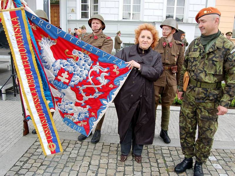 Ministryně obrany Vlasta Parkanová společně s velitelem útvaru Radimem Řehulkou.