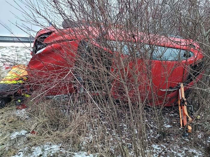 Tři jednotky hasičů zasahovaly v pátek 14. ledna 2022 v Návsí na Frýdecko-Místecku u nehody vozu Seat, který skončil na pravém boku v příkrém svahu ve křoví na sjezdu ze silnice 474 na obchvat obce.