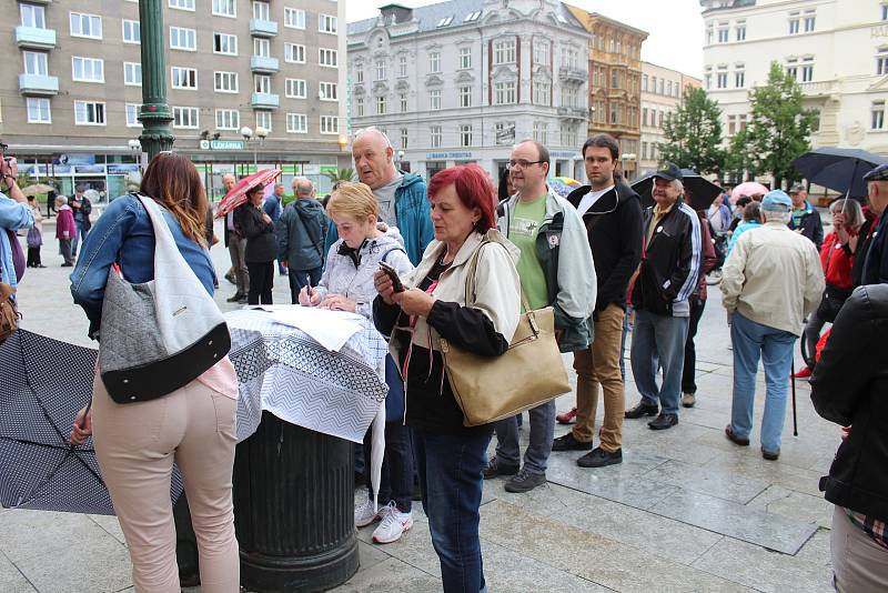 Demonstrace za nezávislou justici a proti vládě v Opavě, 28. května 2019.