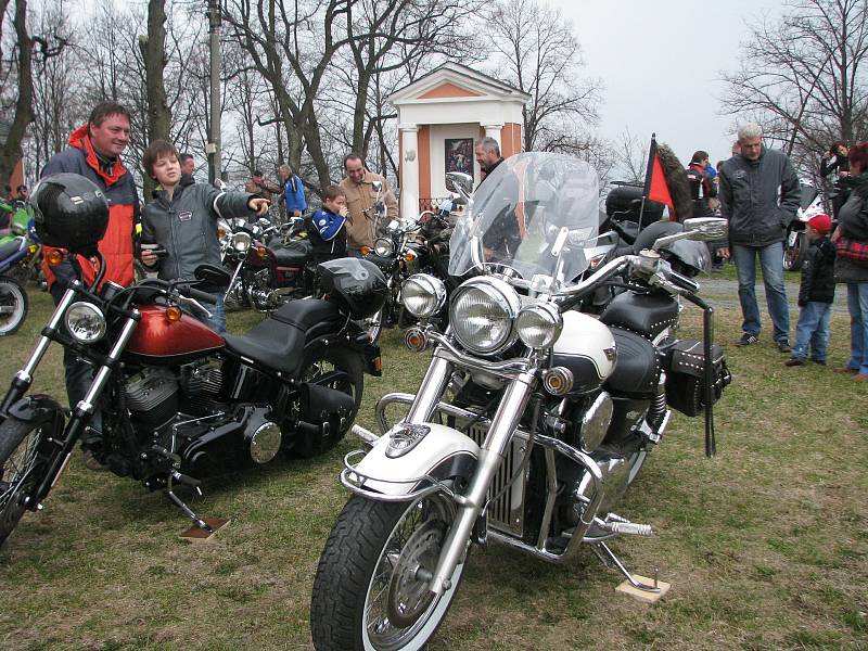 Krnovští motorkáři tradičně zahajují sezonu setkáním před poutním chrámem na Cvilíně. Vzpomínají na zesnulé kamarády a přijmou boží požehnání.