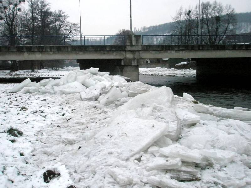 Řeky se ucpávají ledem, povodně ale zatím nehrozí.