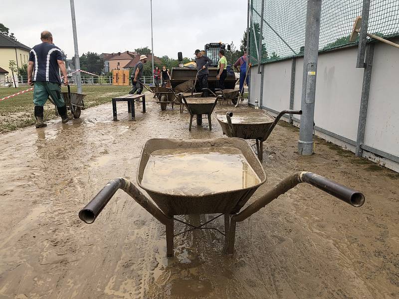 V souvislosti s bouřkami a deštěm museli hasiči v neděli 3. června na celém území kraje vyjíždět už k více než stovkám případů. Asi nejhůře dopadly Větřkovice, kde bláto hned dvakrát zaplavilo tamní sportovní areál v centru obce.