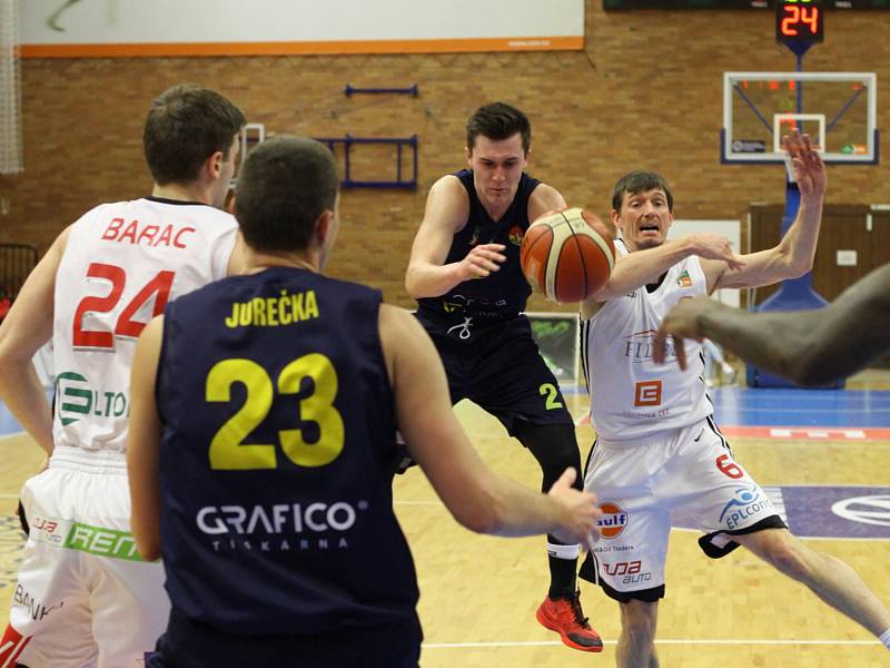 Basketbalisté Nymburka postoupili přes Opavu do Final 4 Českého poháru.     Foto: Tomáš Laš