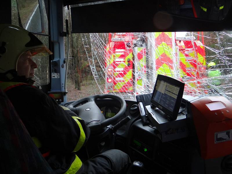 Autobus sjel do příkopu a narazil do stromu, několik lidí bylo zraněno.