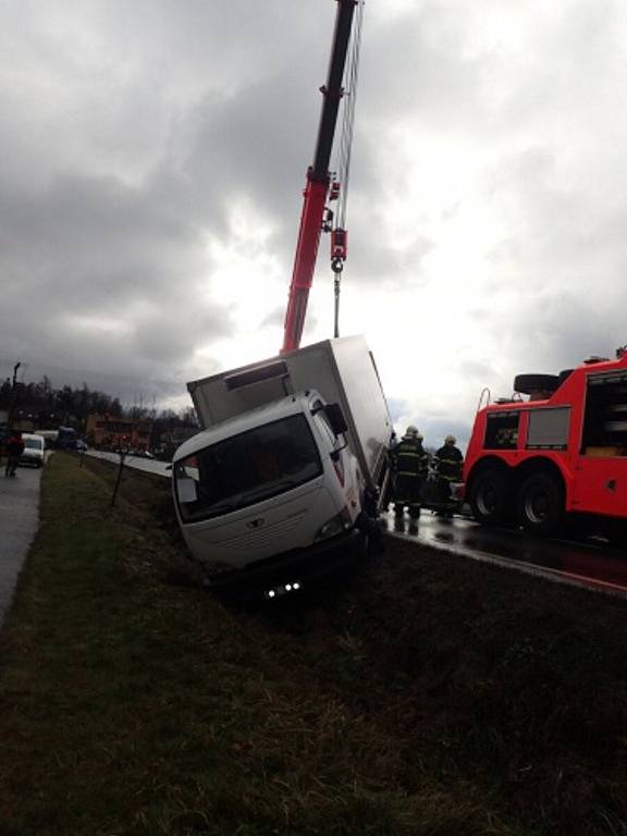 Nákladní vůz s ovocem a zeleninou sjel do příkopu nedaleko Děhylova. 