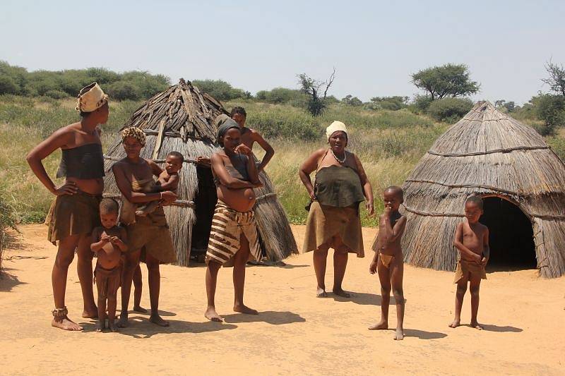 Křováci, Evropanům známí hlavně z filmové série Bohové musejí být šílení. V Namibii se jim říká Sánové a žijí nomádským způsobem ve vyprahlé části země.