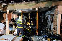 Zásah hasičů po výbuchu v bývalé textilce v Opavě, prosinec 2022.