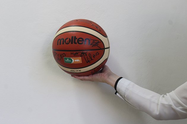 Basketbalový míč BK Opava podepsaný týmem.