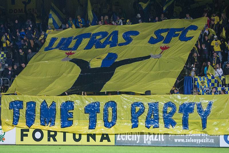 Opava - Zápas 9. kola Fortuna národní ligy (FNL) mezi SFC Opava a FC Sellior & Bellot Vlašim hrané v Opavě 23. září 2017. Fanoušci SFC Opava, transparent, choreo