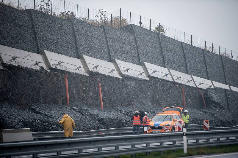 V pondělí 18. září sesunula část gabionové stěny u silnice I/11.