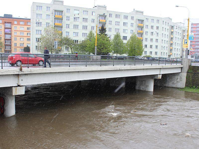 Stav na řece Opavě v Kateřinkách, ve čtvrtek 27. dubna okolo desáté hodiny. (227 cm)