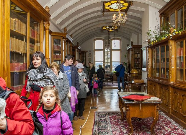 Poprvé v letošním roce se v pátek pro veřejnost otevřely brány raduňského zámku. Na návštěvníky čekal bohatý program, který se nesl v duchu probíhajících svátků jara.