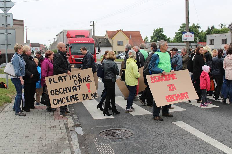 Demonstrativní blokáda silnice I/56 v Dolním Benešově v roce 2018 měla upozornit na chybějící obchvat.