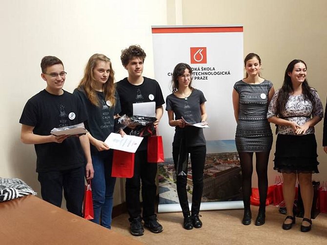 Do celostátního kola chemické soutěže se dostaly hned dva týmy ze Slezského gymnázia v Opavě.