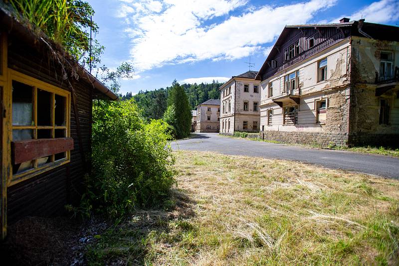 Jánské Koupele (německy Bad Johannisbrunn), dříve také Melčské lázně, jsou bývalé lázně ležící severozápadně od Vítkova v okrese Opava, v rozsáhlých lesích při řece Moravici. Celý areál byl roku 2005 zapsán do seznamu kulturních památek České republiky. P