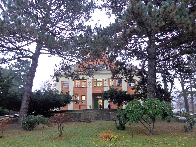 Slezská univerzita v Opavě pořádala ve středu 16. listopadu 2022 pro své posluchače univerzity třetího věku výlet, který obsahoval návštěvu zámku Hošťálkovy, Flemmichovy vily a pivovaru Nachmelená opice