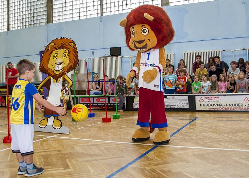 Velká basketbalová roadshow se konala v tělocvičně Základní školy Otické v Opavě. 