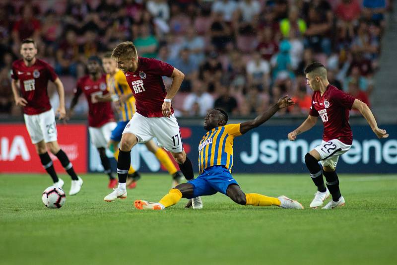 Zápas 1. kola FORTUNA:LIGY mezi AC Sparta Praha a SFC Opava 21. července 2018 v Generali areně v Praze. Martin Frýdek - acs, Joel Ngandu Kayamba - o, Srdan Plavšič - acs.