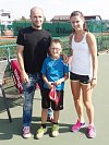 Mladá naděje hradeckého tenisu Filip Kremser s trenérem Jiřím Heiderem ve společnosti české tenistky Lucie Šafářové.
