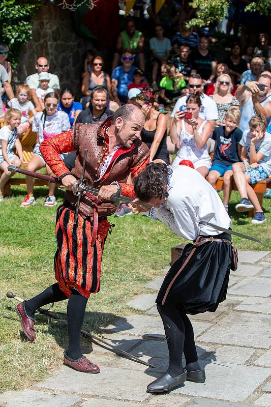 Dění na zámku v Hradci nad Moravicí. Vystoupení Rytířů sv. Grálu u Bílé věže.