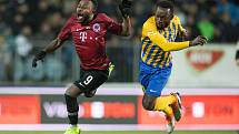 Opava - Zápas osmifinále MOL Cupu mezi SFC Opava a AC Sparta Praha 28. listopadu 2018 na Městském stadionu v Opavě. Kaku Guelor Kanga (AC Sparta Praha), Joel Ngandu Kayamba (SFC Opava).