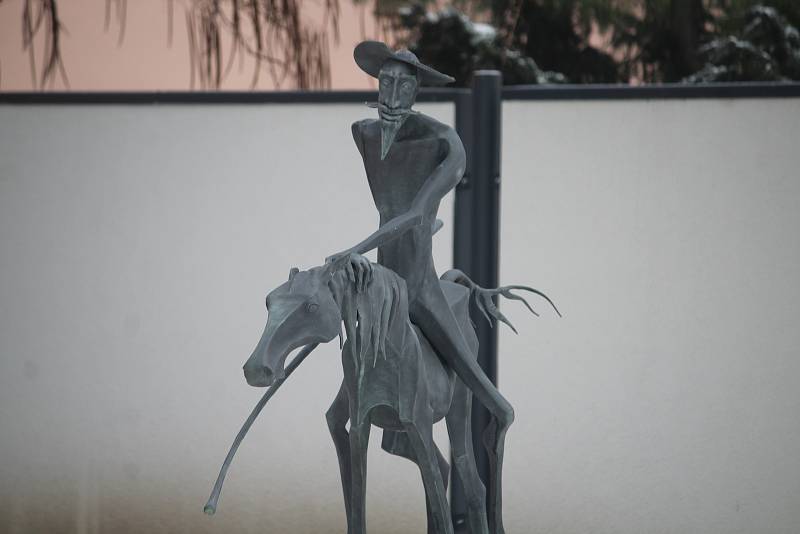 Společně se sochou Ego se v zahradě Domu umění vystavují i další díla Libora Hurdy. 28. prosince 2021, Opava.