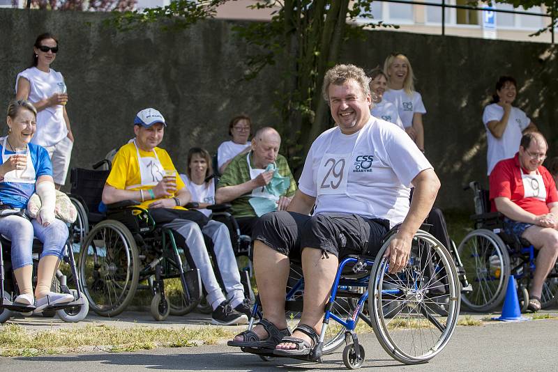 Centrum sociálních služeb (CSS) v Hrabyni uspořádalo třetí ročník štafetového maratonu na kolečkách.